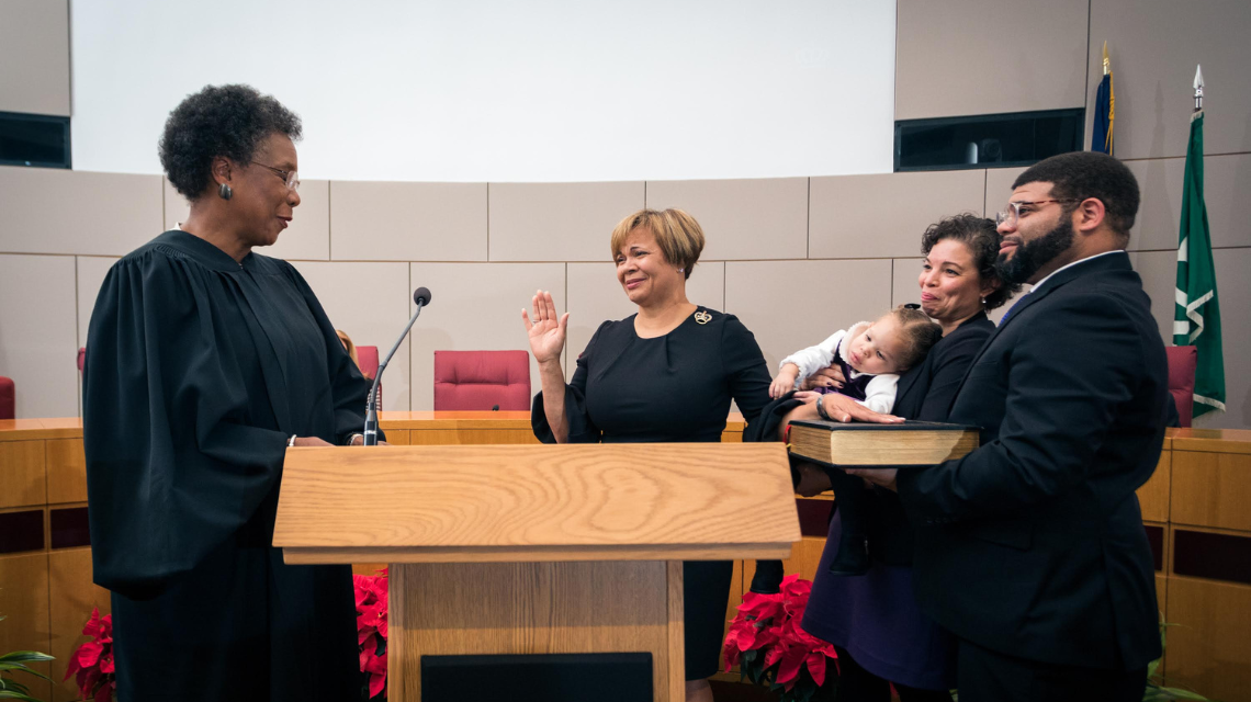 Mayor Vi Lyles in 2017 taking the oath of office with a judge, her child, and her grandchild present.